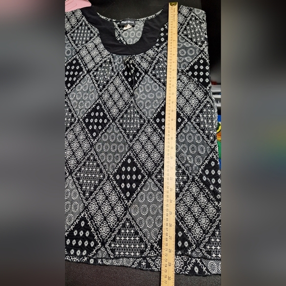 Black and White Patterned Top Flowy Comfort - Picture 8 of 8